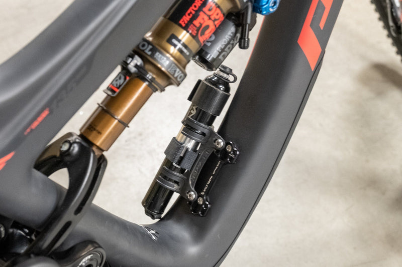 Load image into Gallery viewer, Wolf Tooth B-RAD Bottle Shift Offset 24g 6061 Aluminum Alloy Slots Pump Mount
